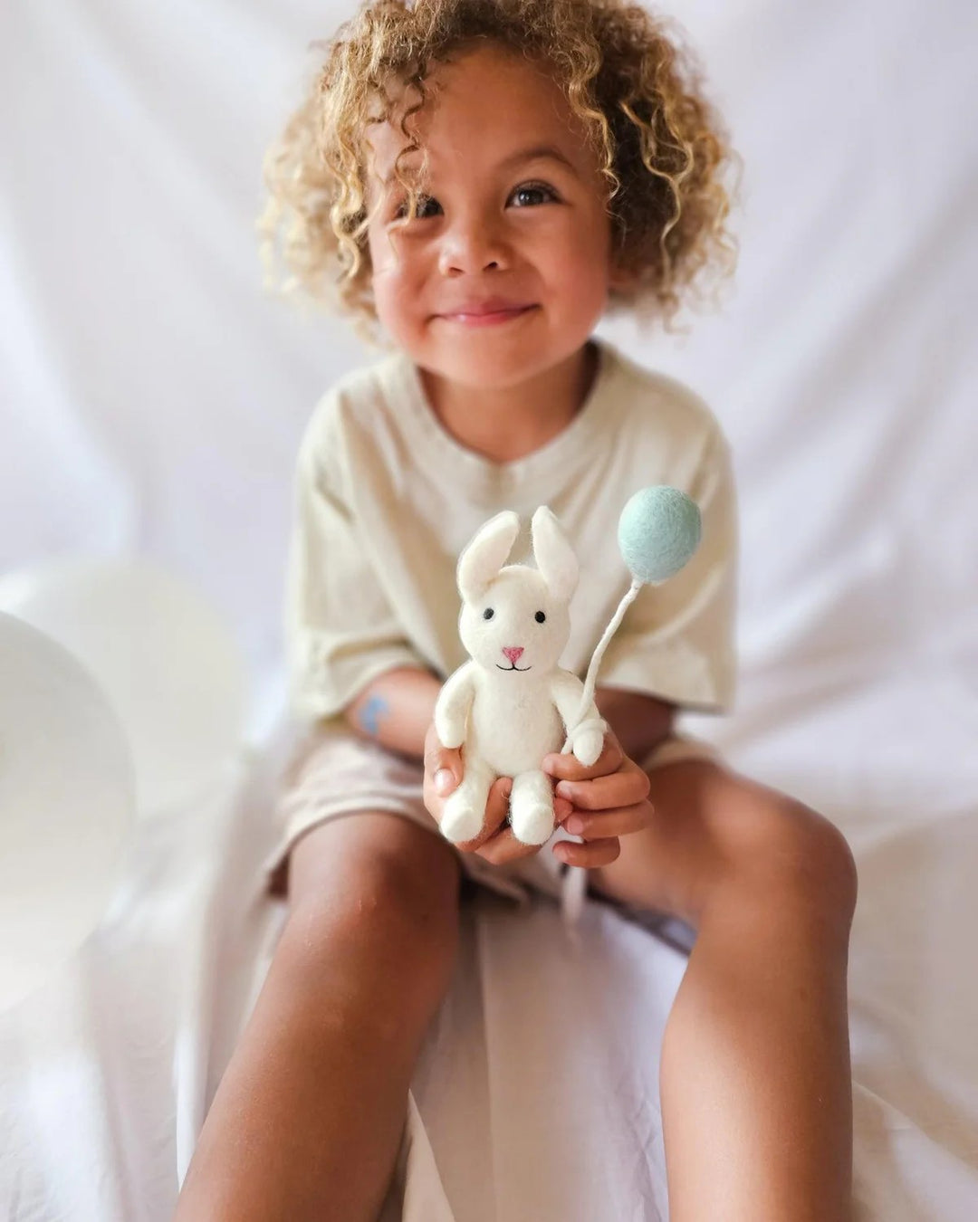 TARA TREASURES - FELT EASTER RABBIT WITH A BALLOON