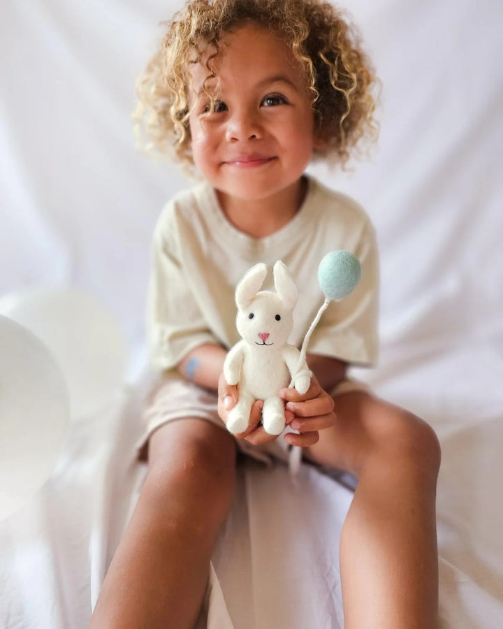 TARA TREASURES - FELT EASTER RABBIT WITH A BALLOON