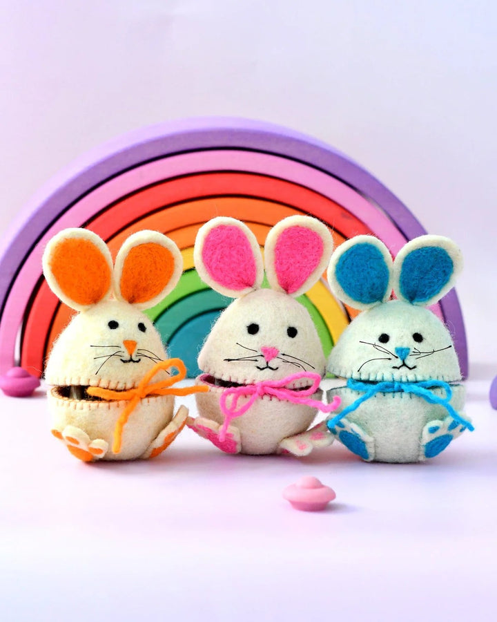 TARA TREASURES - FELT EGG COVER HOPPING BUNNY: BLUE