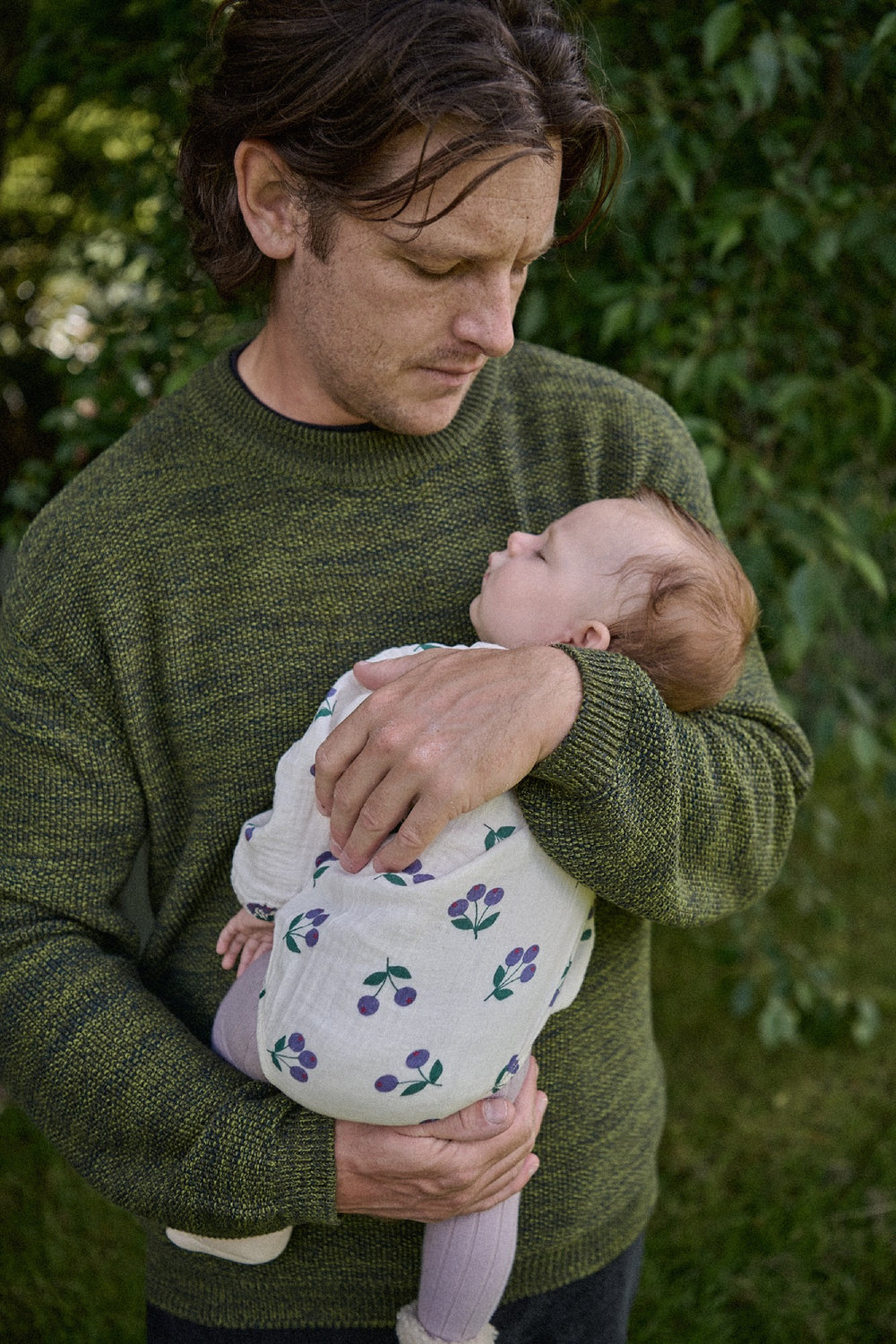 NATURE BABY - MEADOW BODYSUIT MUSLIN: WINTER BERRY NATURAL PRINT [sz:0-3 MTHS]