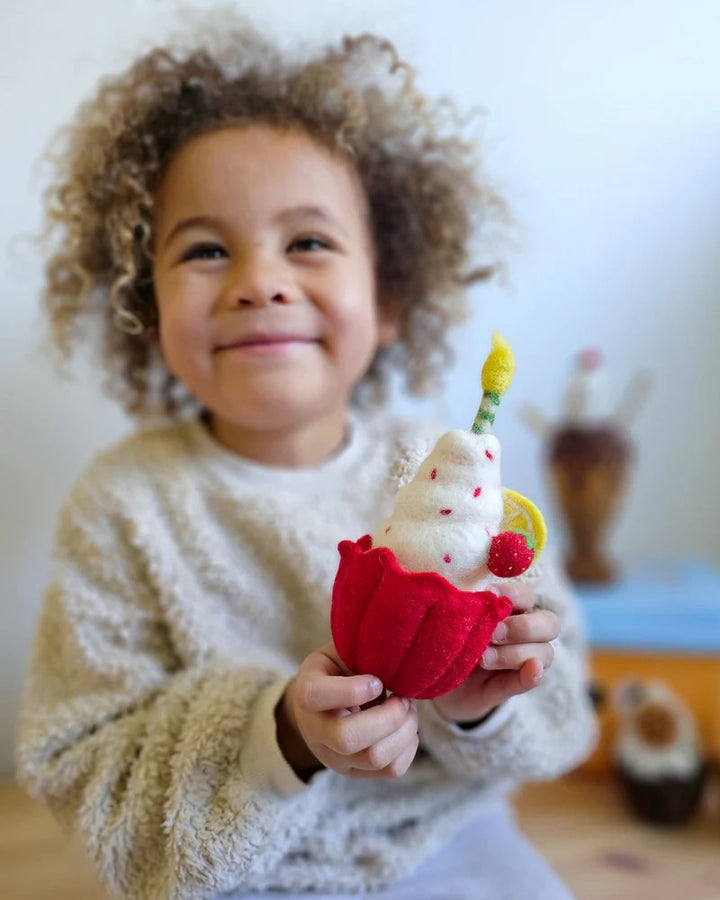 TARA TREASURES - FELT FOOD: SWEET STRAWBERRY CUPCAKE WITH CANDLE 