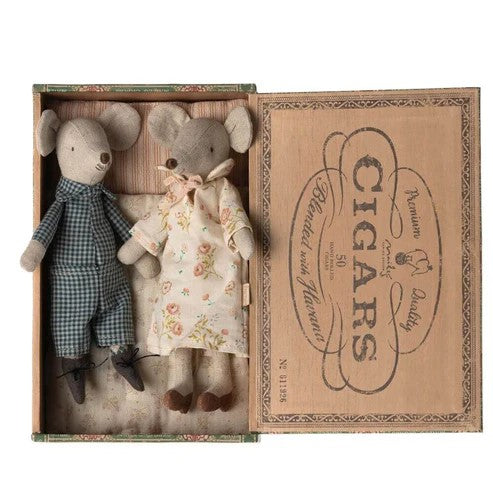 MAILEG - MICE: GRANDMA & GRANDPA IN A  BOX 
