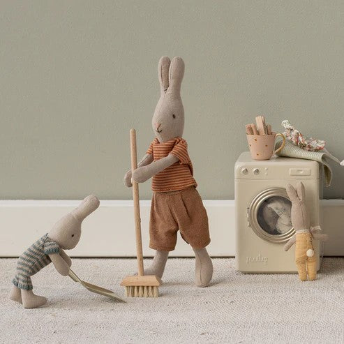 MAILEG - HOME & ACC: MINIATURE BROOM SET 