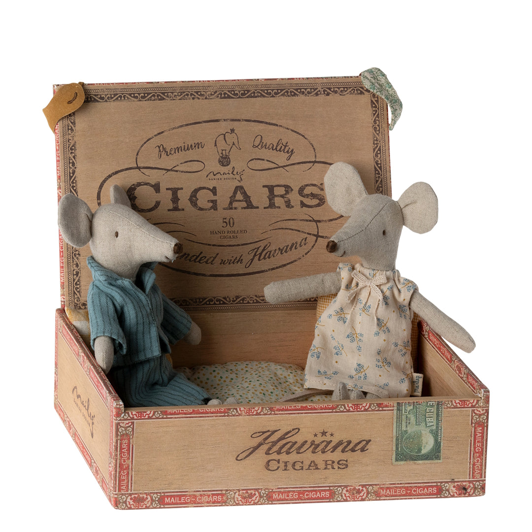 MAILEG - MICE: MUM AND DAD IN A CIGAR BOX