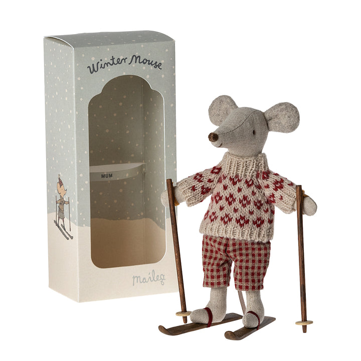 MAILEG - MOUSE: WINTER MUM WITH SKIS