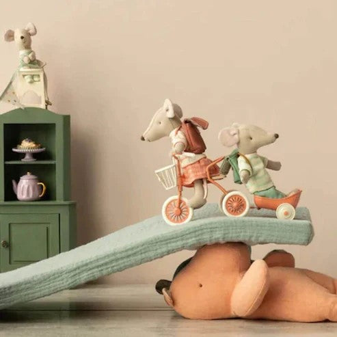 MAILEG - MOUSE: TRICYCLE BIG SISTER CORAL 