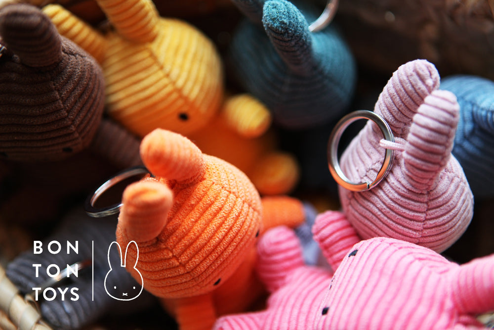 MIFFY - SITTING CORDUROY KEYCHAIN: GREY