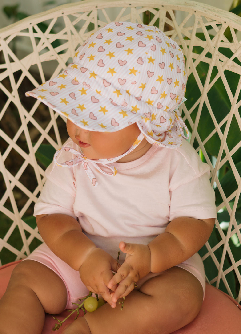 ACORN KIDS - FLAP HAT: LOVE AND STARS [sz:XXS - 38CM/0-3MTHS]