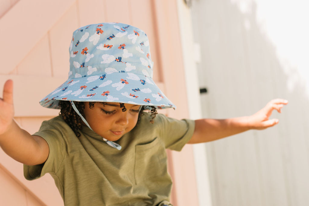 ACORN KIDS - WIDE BRIM BUCKET SUNHAT: HIGH FLYERS [sz:S - 50CM/9-18 MTHS]