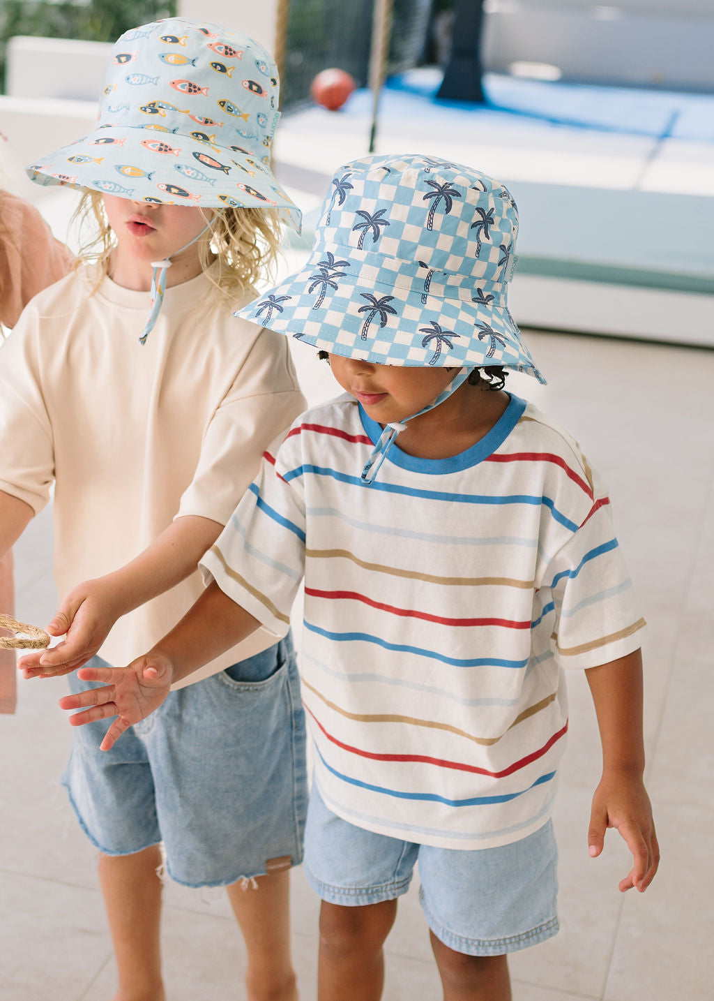 ACORN KIDS - WIDE BRIM BUCKET SUNHAT: BLUE CHECKED PALMS [sz:S - 50CM/9-18 MTHS]