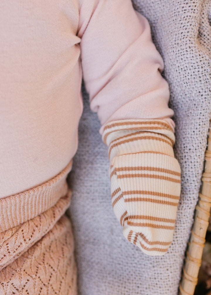 ACORN KIDS - HENLEY BEANIE & MITTENS SET: CARAMEL STRIPE [sz:XXS (0-3 MTHS)]