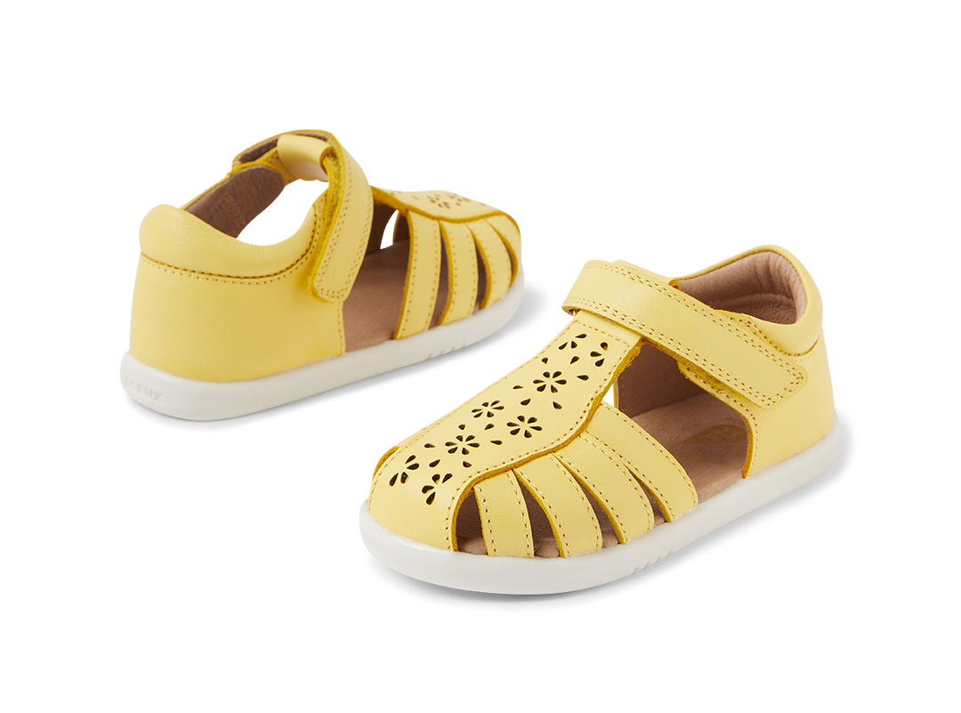 BOBUX - I WALK CHELSEA SANDAL: PALE BANANA [sz:22 EU]