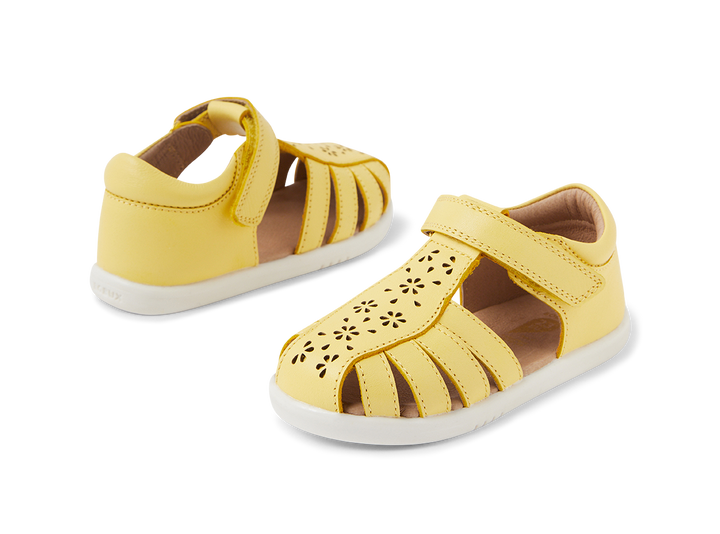 BOBUX - I WALK CHELSEA SANDAL: PALE BANANA [sz:22 EU]