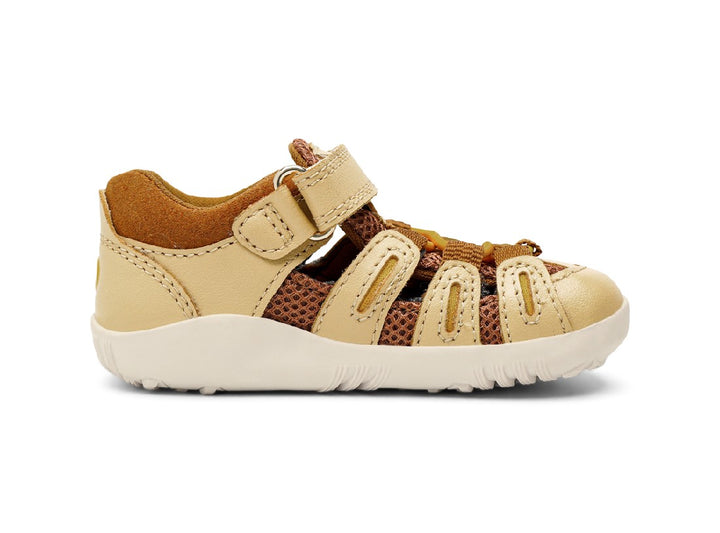BOBUX - STEP UP SUMMIT SANDAL: SAND + CARAMEL