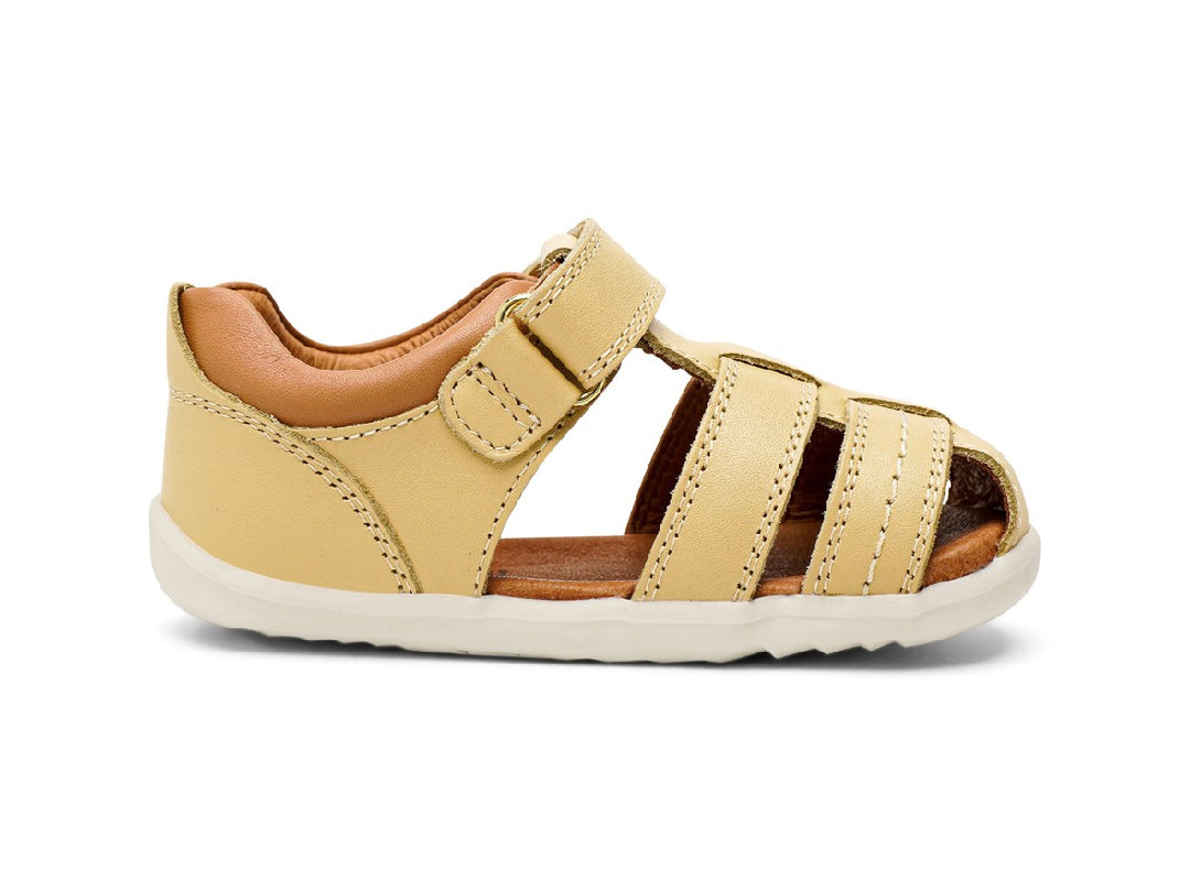 BOBUX - STEP UP ROAM SANDAL: SAND + CARAMEL