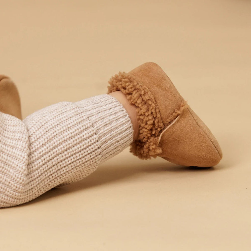 PRETTY BRAVE - COSY MOC: TAN [sz:S - 0-6 MTHS]