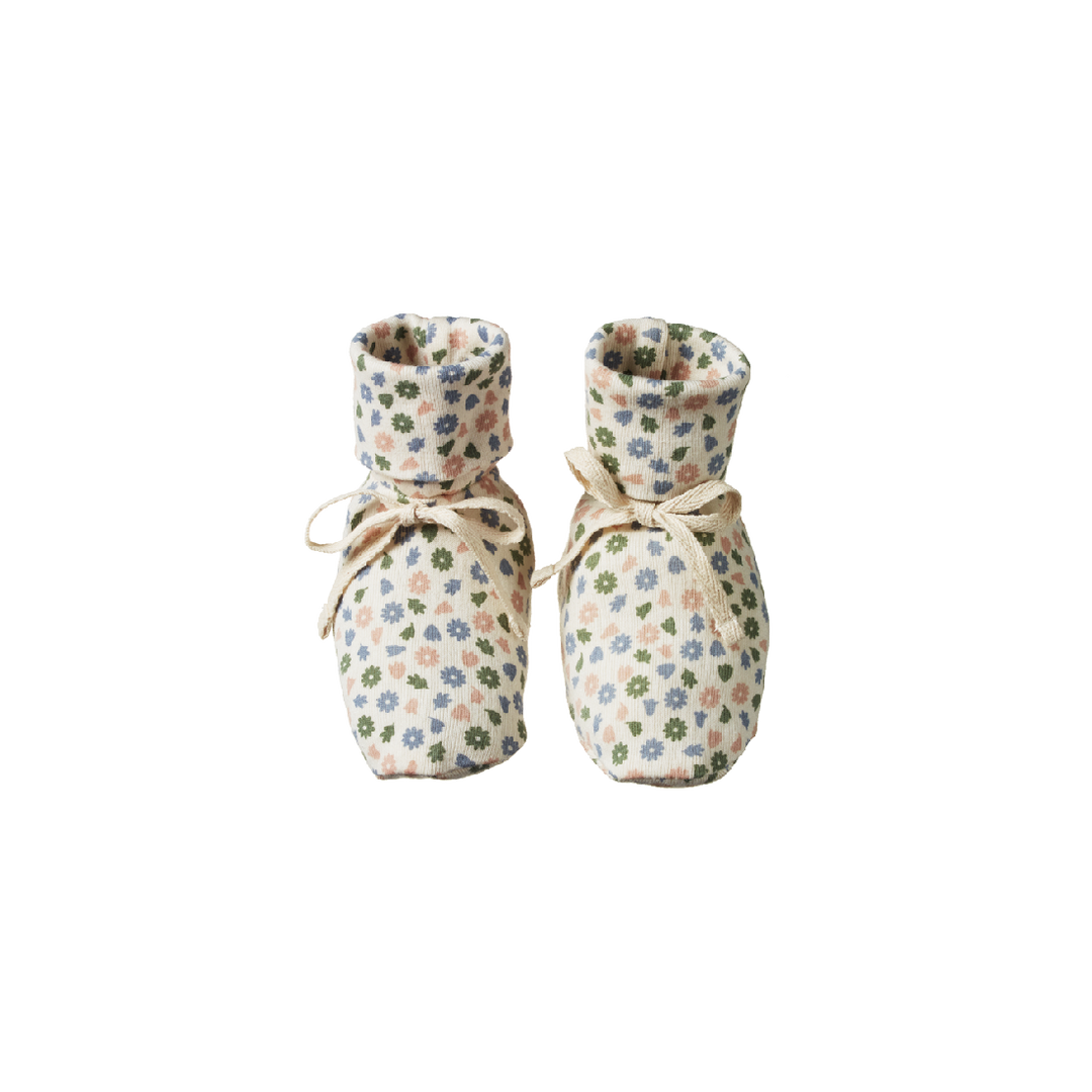 NATURE BABY - BOOTIES: CHAMOMILE BLOOMS PRINT