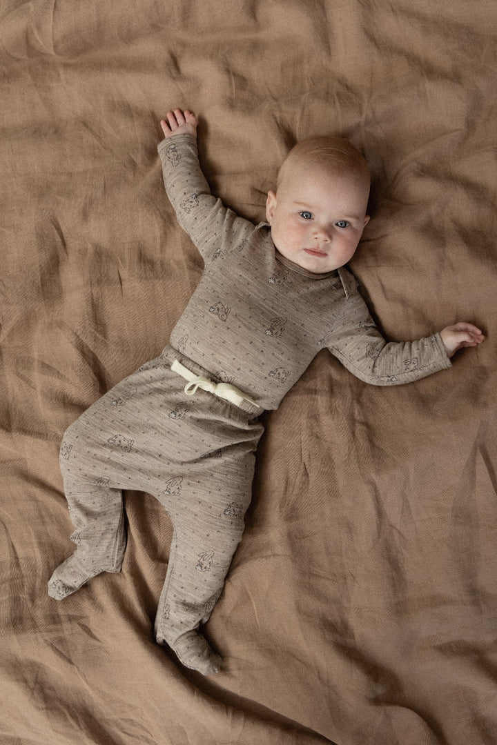 NATURE BABY - MERINO FOOTED ROMPERS: BRAMBLE BURROW PRINT [sz:NB]