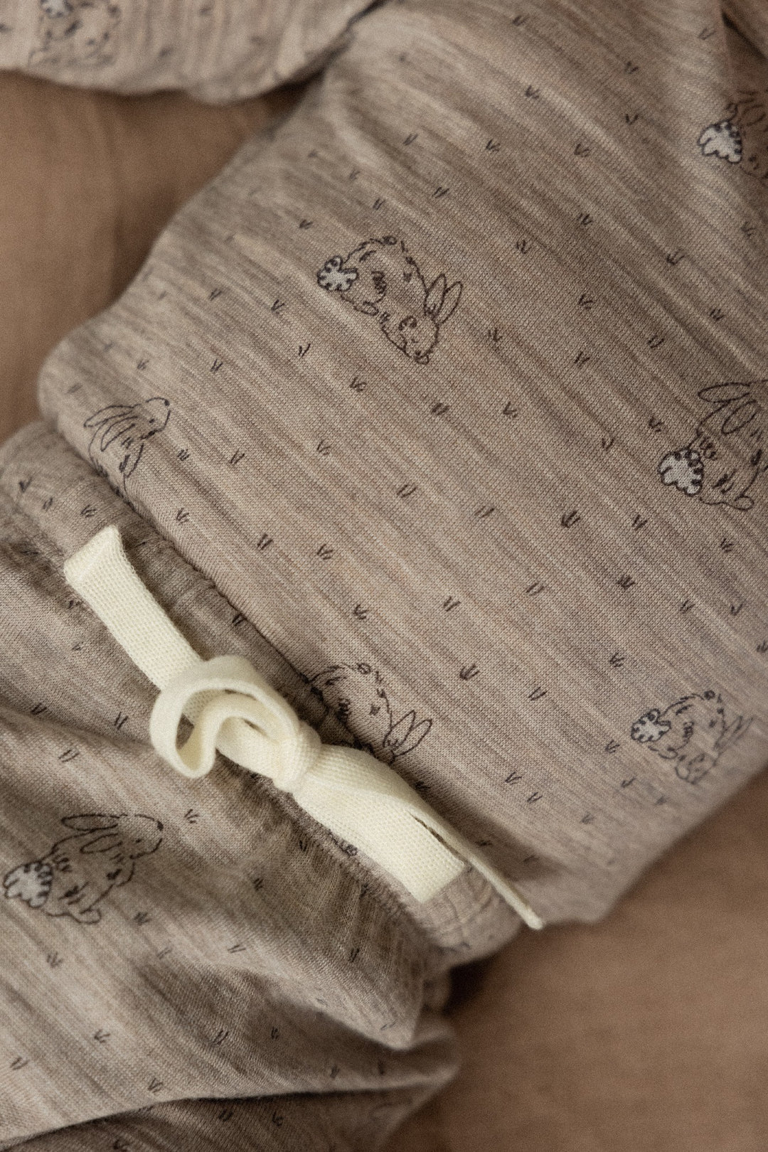 NATURE BABY - MERINO FOOTED ROMPERS: BRAMBLE BURROW PRINT [sz:NB]