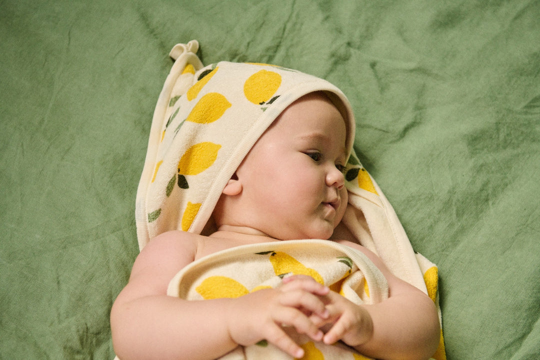 NATURE BABY - ORGANIC COTTON HOODED BATH TOWEL: LEMON PRINT 