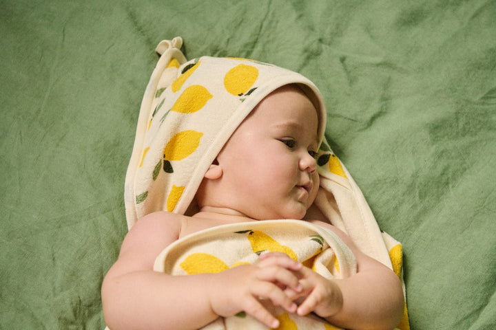 NATURE BABY - ORGANIC COTTON HOODED BATH TOWEL: LEMON PRINT 