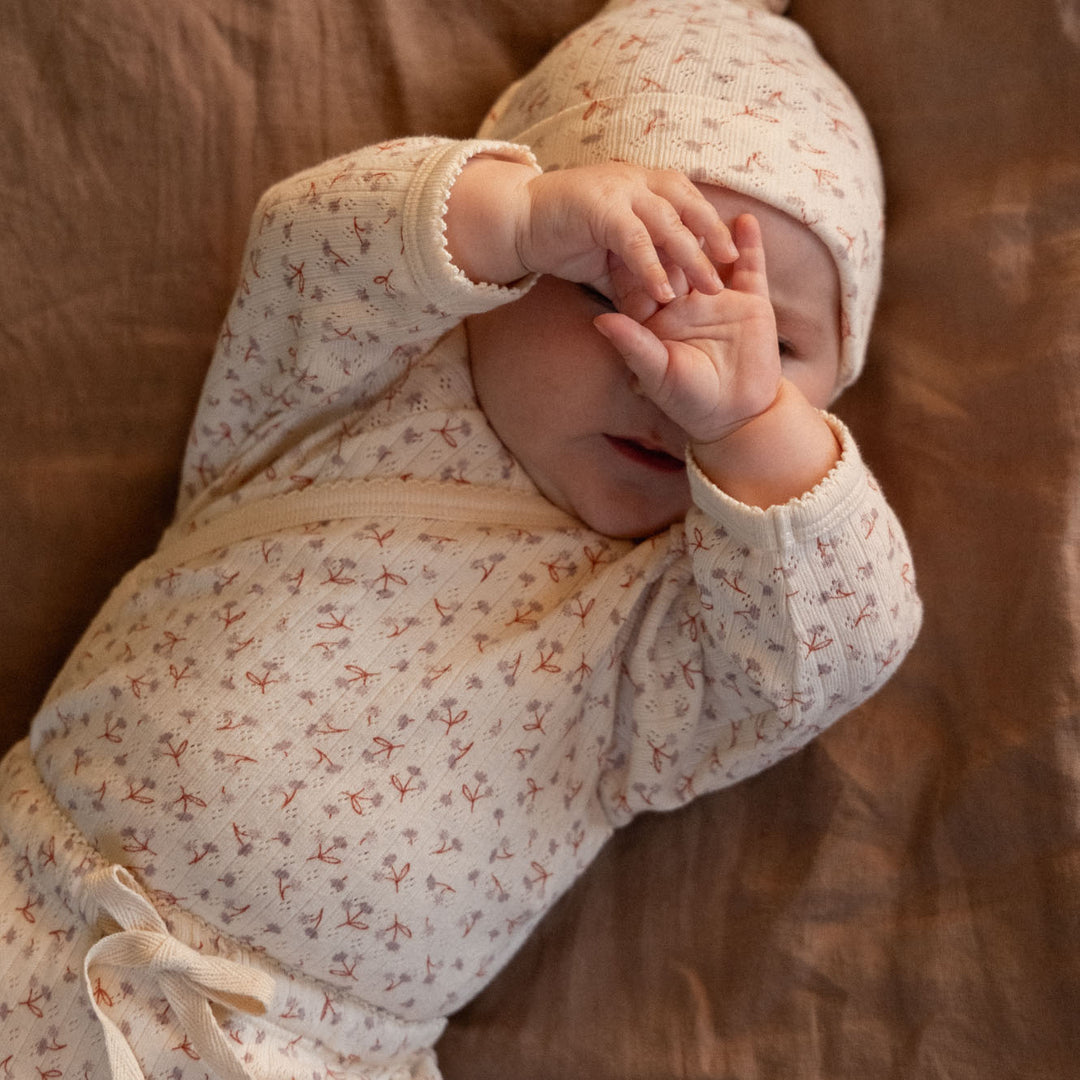NATURE BABY - KNOTTED BEANIE POINTELLE: DANDELION PRINT [sz:NB]