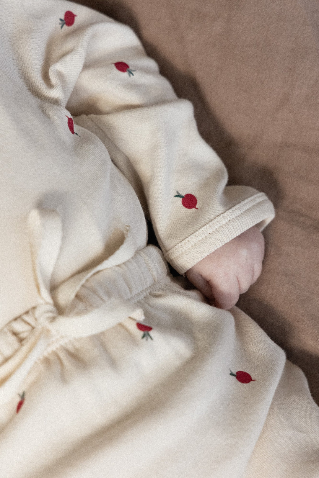 NATURE BABY - FOOTED ROMPERS: RADISH PRINT [sz:NB]