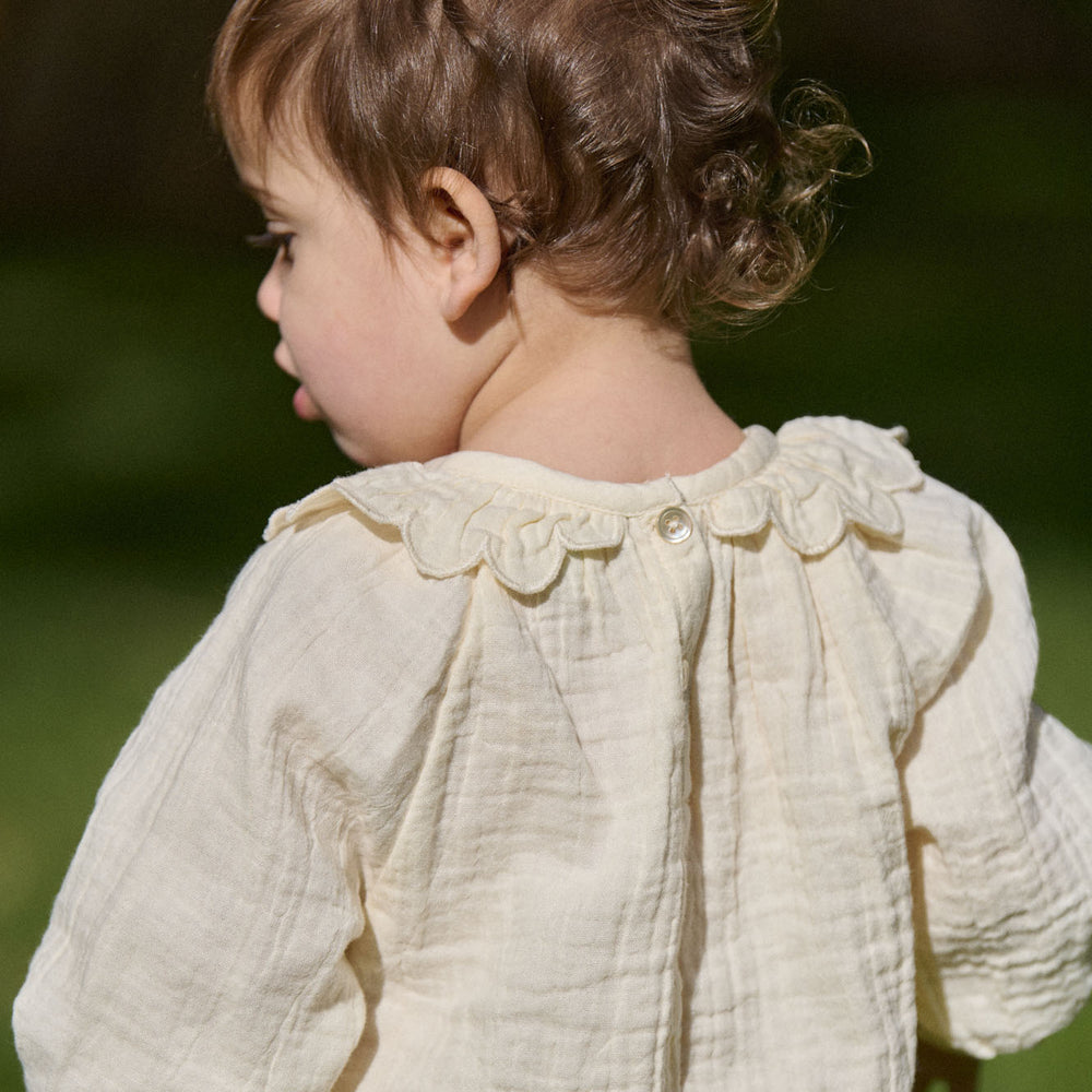 NATURE BABY - RUFFLE CAMERON BLOUSE: NATURAL [sz:3-6 MTHS]