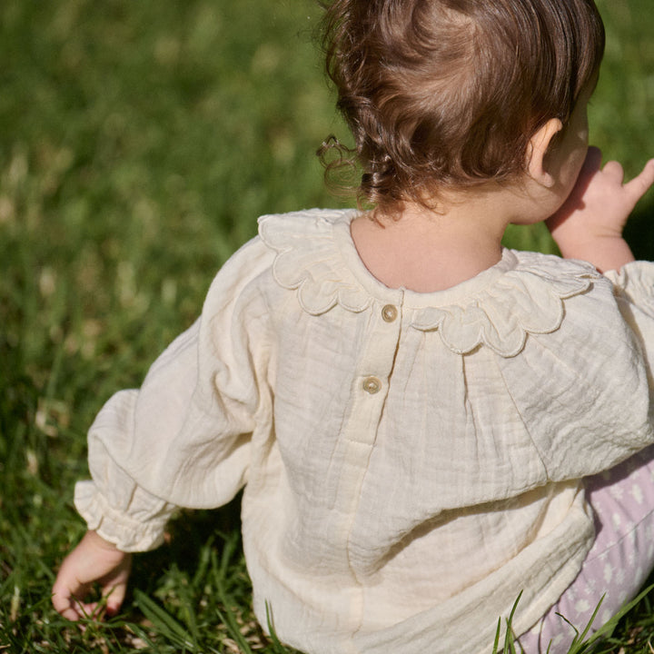 NATURE BABY - RUFFLE CAMERON BLOUSE: NATURAL [sz:3-6 MTHS]