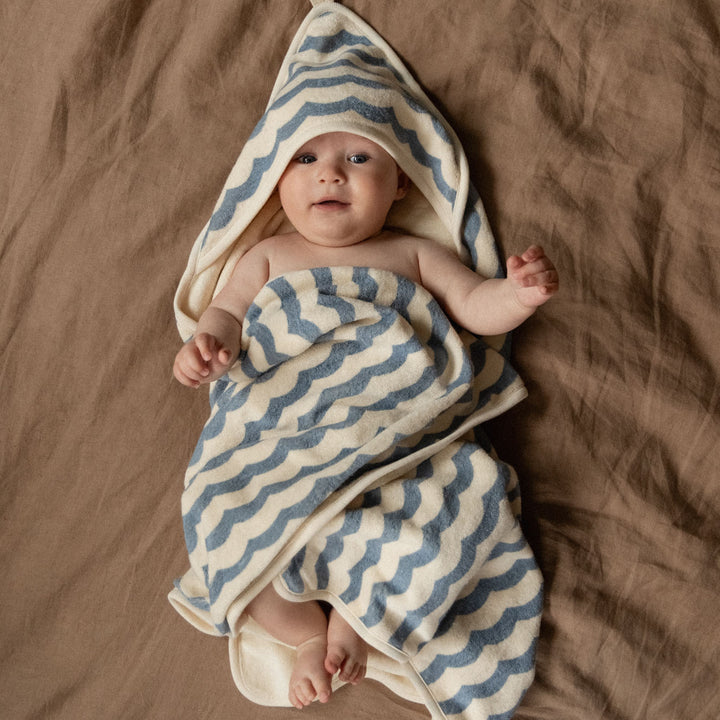 NATURE BABY - HOODED TOWEL: WAVES PRINT