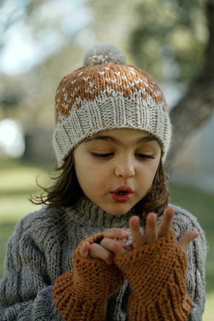 ACORN KIDS - SNOWFLAKE BEANIE: CARAMEL AND OATMEAL